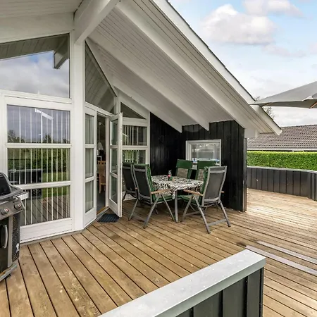 4 Bedroom Gorgeous In Ferienhaus