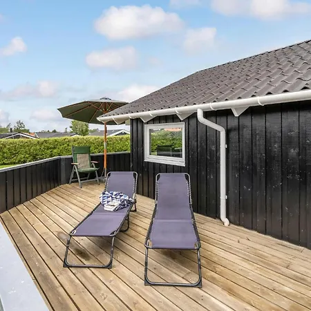 4 Bedroom Gorgeous In Ferienhaus *