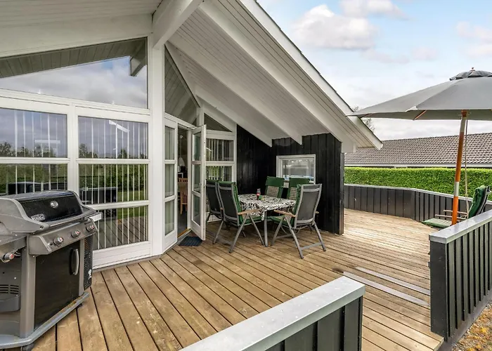 4 Bedroom Gorgeous In Holiday home