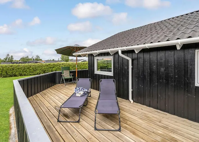 4 Bedroom Gorgeous In Holiday home *